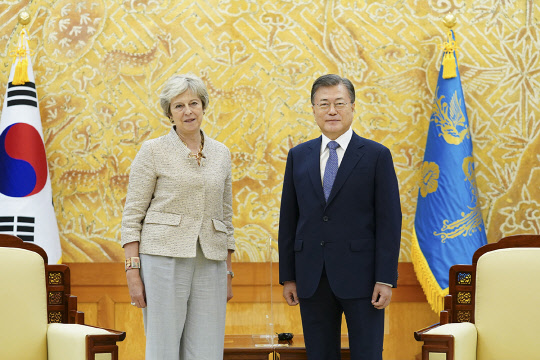 문재인 대통령이 16일 청와대에서 테레사 메이 전 영국 총리를 만난 모습. 청와대 제공.